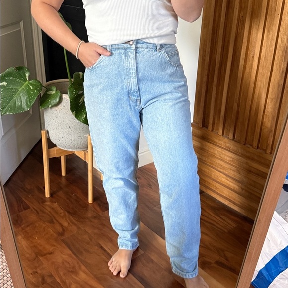 vintage Denim - Vintage Gap 100% Cotton Light wash Tapered Leg Ultra High Rise. Size 27